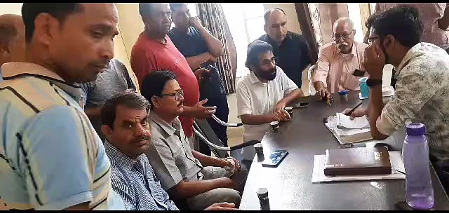 झोटवाड़ा-एईएन साब एक दिन बिना पानी के गुजारा करो तो पता चलेगा,इस विडियो में देखें जलदाय इंजीनियरों का घेराव