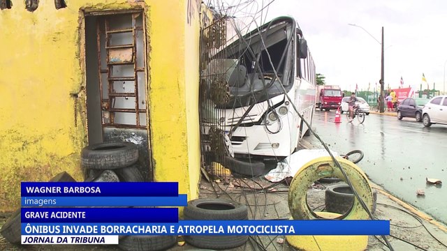 Ônibus invade borracharia e atropela ciclista