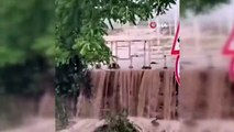 De fortes pluies à Tokat ont transformé le jardin de l'école en cascade