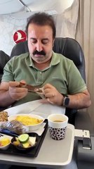 Şırdancı Mehmet n'a pas aimé le menu dans l'avion, il l'a sorti de sa poitrine et l'a mangé.