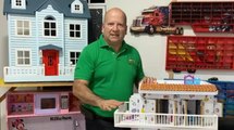 Emprendedor plasma en sus manos casas de muñecas y otros juguetes en madera