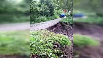 Etkili yağış nedeniyle köy yolu çöktü