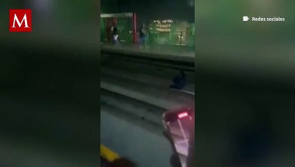 Скачать видео: Un hombre fue arrojado a las vías del metro después de una pelea con dos sujetos más