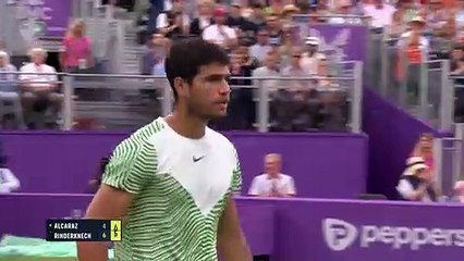 Alcaraz battles to earn first Queen's win