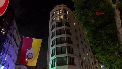 ABD vatandaşı Taksim'de kendini astı, vatandaşlar olan biteni film izler gibi izledi