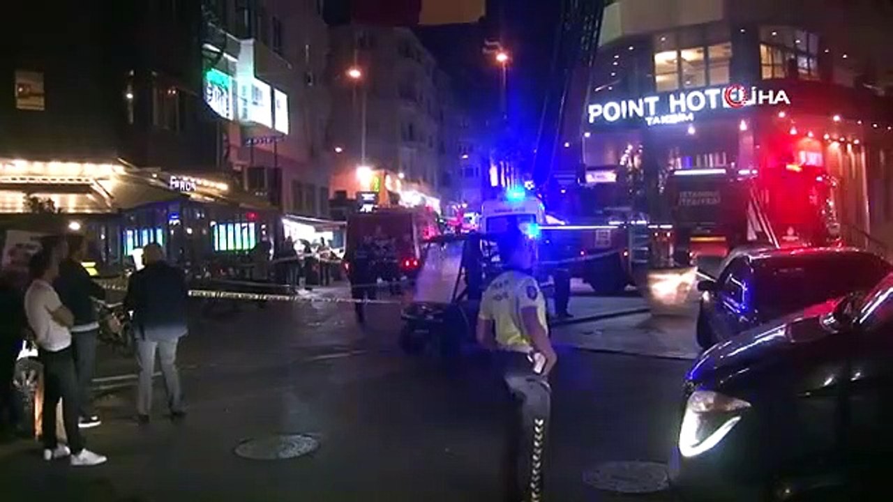 Suicide avec une corde attachée aux grilles en fer de l'hôtel à Taksim