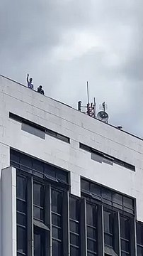 Alcalde de Medellín, Daniel Quintero, provoca a manifestantes durante marcha contra el Gobierno de Gustavo Petro