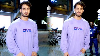 Umar Riaz ने सुपर कूल अंदाज़ में पैपराजी को दिए जमकर पोजेज