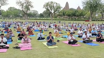 खजुराहो में योगाभ्यास करते अधिकारी व अन्य