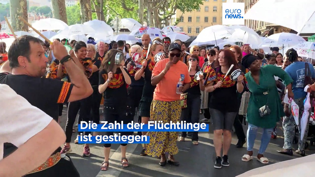 'Regenschirm-Marsch' in Lyon: Flüchtlinge brauchen weiterhin Schutz