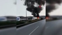 Le bus de passagers sur la route a brûlé comme ça