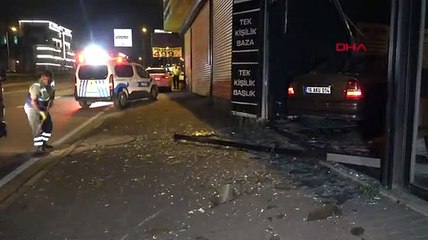 Lastiği patlayan otomobil mobilya mağazasına girdi