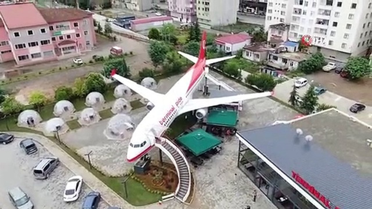 L'avion qui est sorti de la piste a commencé à servir de salon pita.