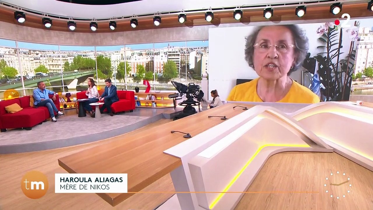 "Arrête de te foutre de ma gueule !" : La mère de Nikos Aliagas réprimande son fils en direct dans "Télématin"