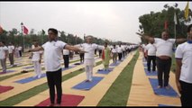 Dall'India alla Malesia, centinaia di persone partecipano allo Yoga Day