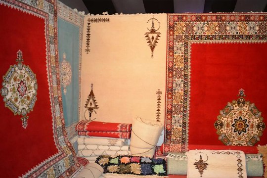 بيع حصيرة عادية بـ20 مليون سنتيم.. عملية نصب على سائحة أمريكية في فاس تورّط مرشدا سياحيا