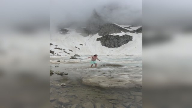 Kaçkar'a tırmandı, buzla kaplı gölde yüzdü