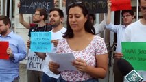 Milano, la protesta degli studenti davanti all'ospedale militare di Baggio