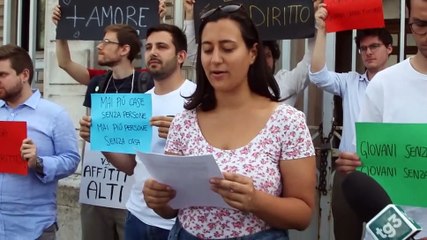 下载视频: Milano, la protesta degli studenti davanti all'ospedale militare di Baggio