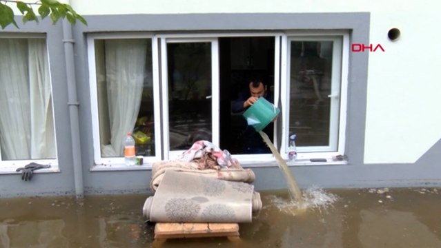 Depremzede ailenin evini su bastı