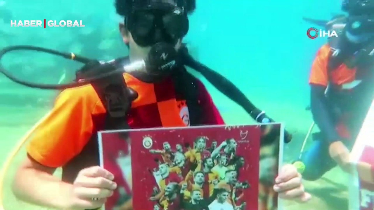 Galatasaray taraftarlarından denizin altında şampiyonluk kutlaması: "Biz Galatasaray Cumhuriyeti değil, Cumhuriyet'in Galatasaraylı çocuklarıyız"
