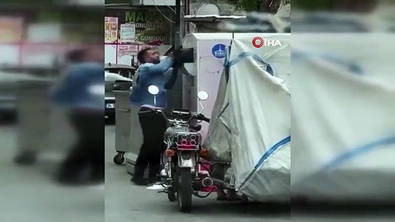 Ils ont mis les enfants dans la boîte caritative： Ils ont jeté les vêtements qu'ils n'aimaient pas dans la boîte