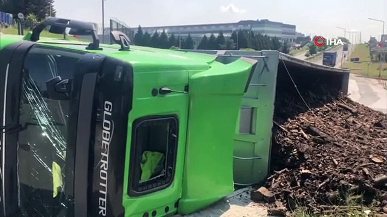 Camion chargé de sciure de bois renversé à Çerkezköy： 1 blessé