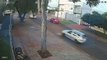 Vídeo mostra momento em que homem é prensado entre carros no Alto Alegre