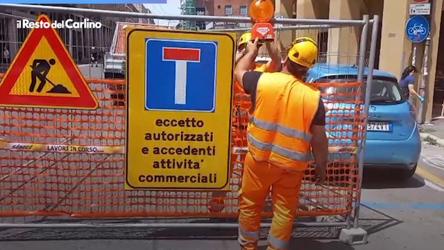 Transenne in via Saffi, la strada chiude per lavori. Il video