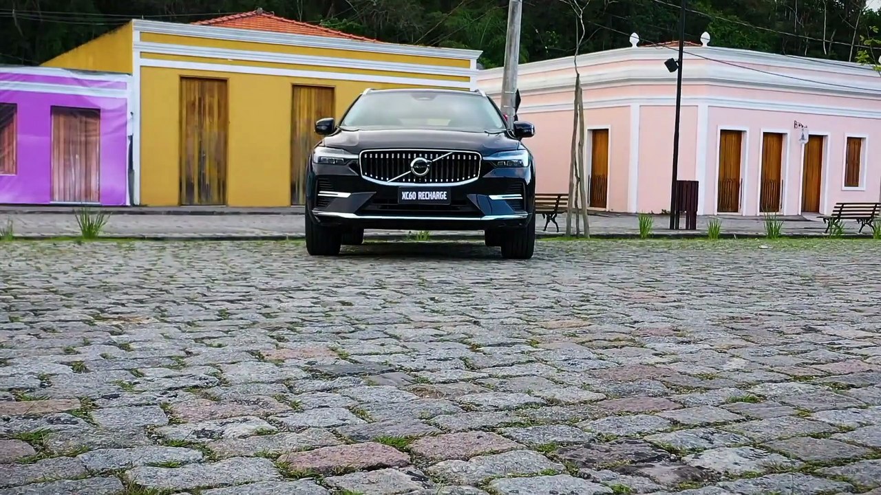 Volvo XC60 2023 - imagenes en drone del modelo disponible en Paraguay y República Dominicana