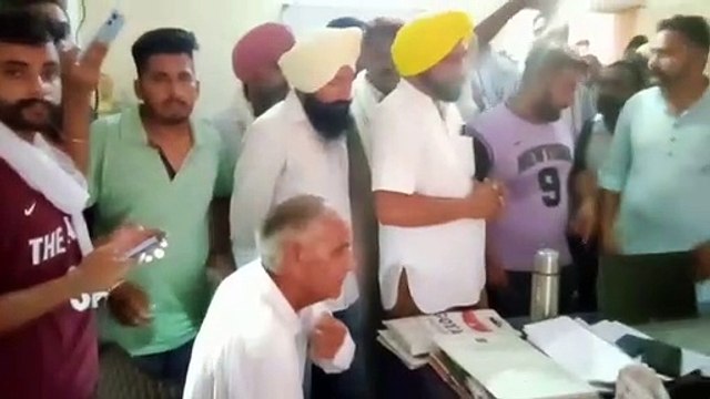 ग्रामीणों ने पंखे व कूलर बंद कर सहायक अभियंता का किया घेराव