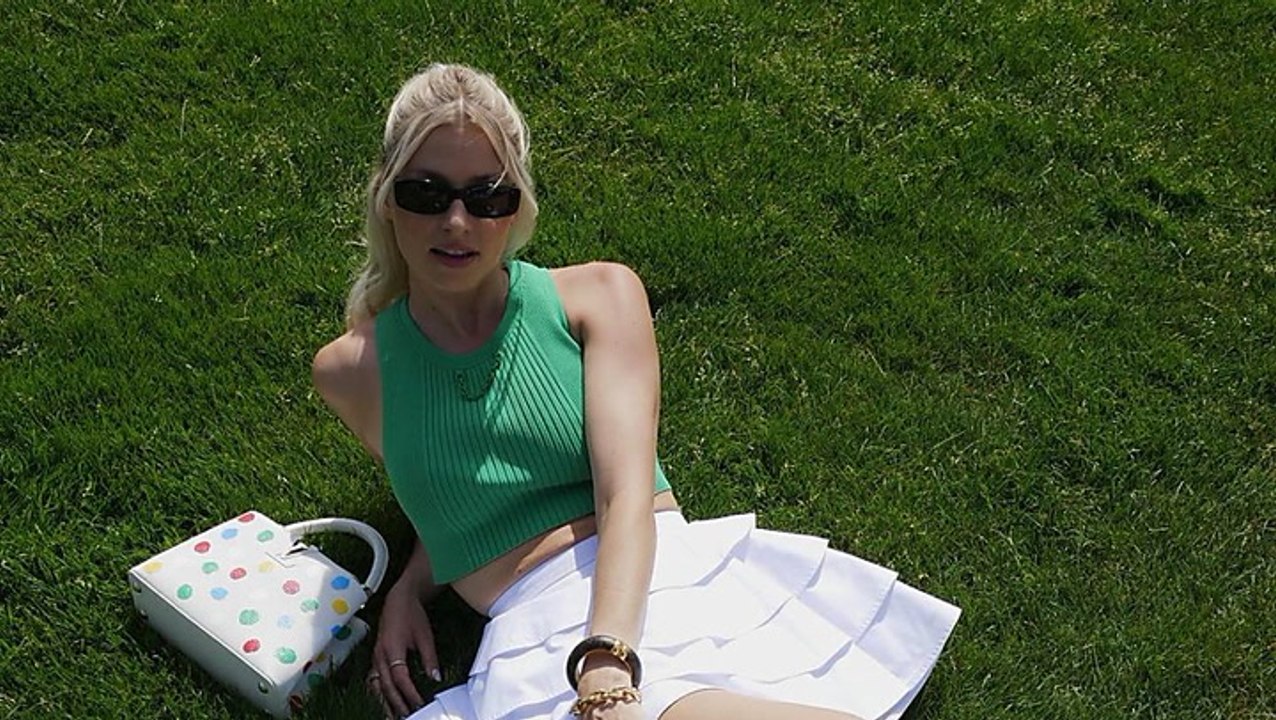 Lena gercke im mini-rock - hier wird sie zu marilyn monroe