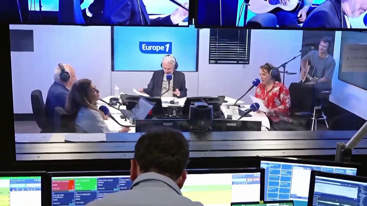 Aliocha Schneider chante «avant elle» en live sur Culture Médias