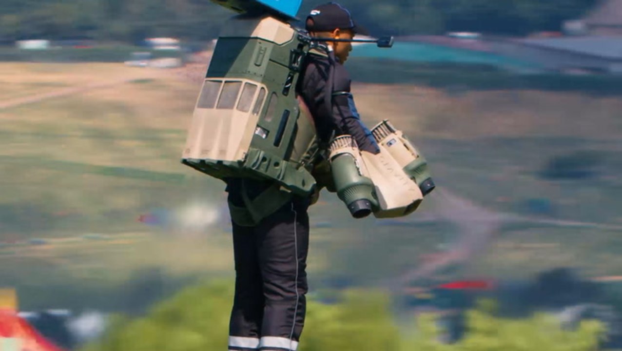Watch: Domino’s delivers pizza to Glastonbury f...