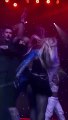 Pop sanatçısı Ava Max konserinde şarkı söylediği sırada bir hayranının saldırısına uğradı