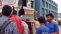 हमीरपुर : दो ट्रकों की हुई आमने-सामने भिड़ंत, एक चालक ट्रक में फंसा पुलिस कर रही रेस्क्यू
