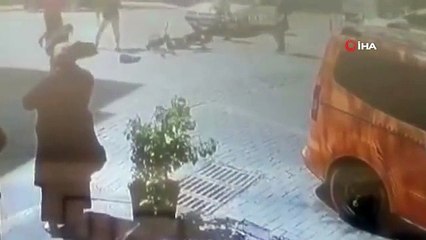 Akülü bisiklet ile otomobil çarpıştı: 2 kız kardeş yaralandı