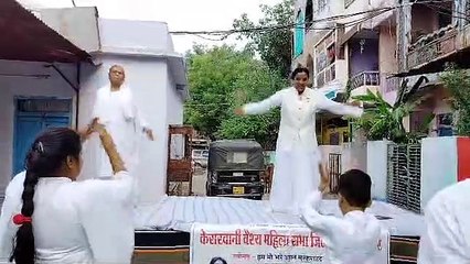 Yoga... Survey Santu Niramaya: Thousands of people did yoga in hundred