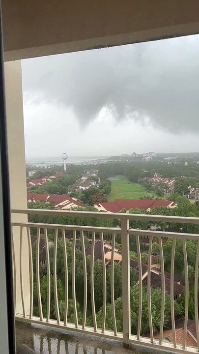 Des amis regardent la forme d'une tornade à Miramar Beach, en Floride