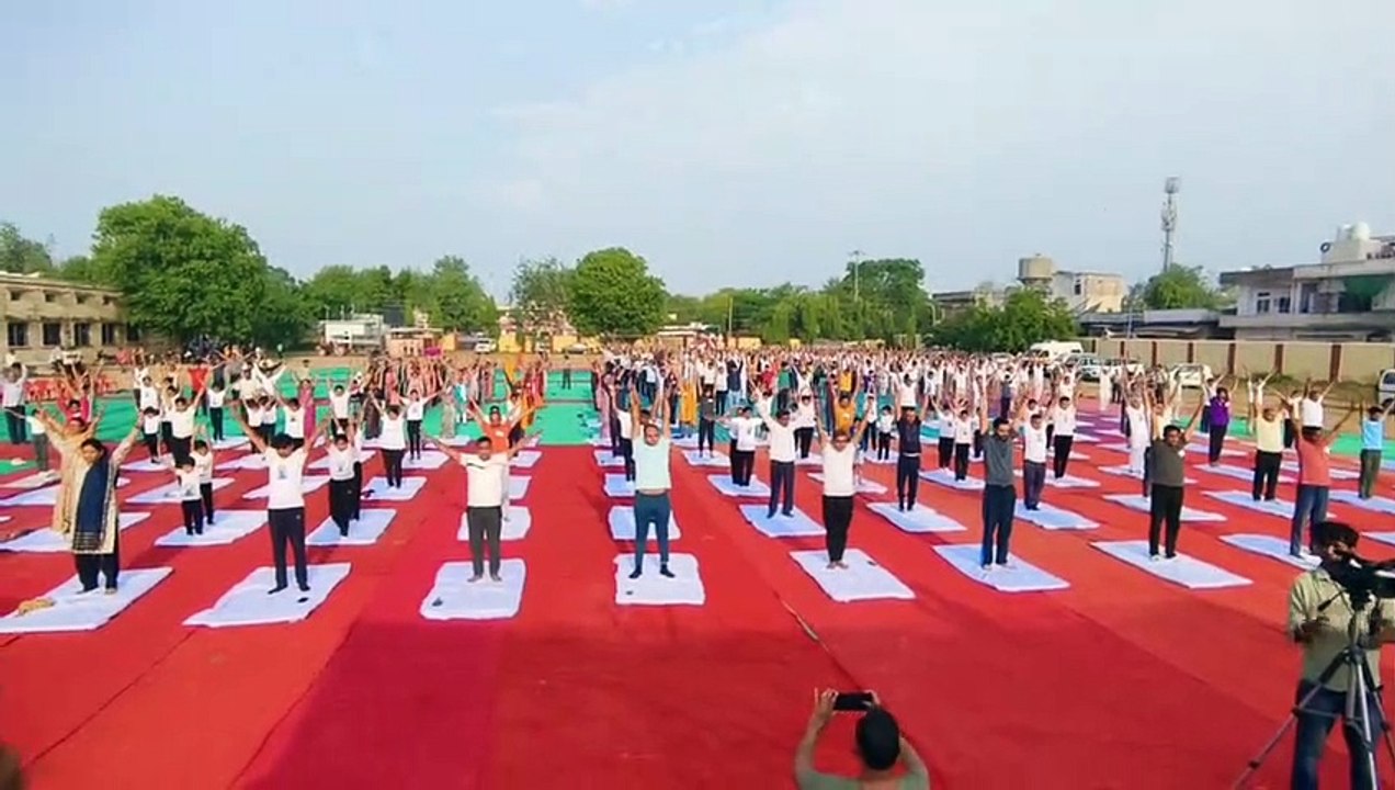 योग की बही बयार, स्वस्थ रहने का लिया संकल्प