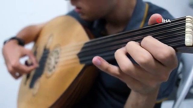 Otizmli ve görme engelli genç başarı basamaklarını müzikle tırmandı