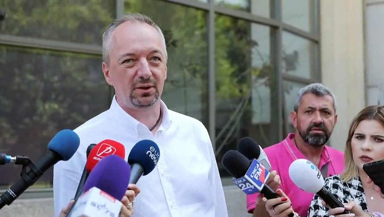 Influencer Andrew Tate comparece a tribunal na Romênia