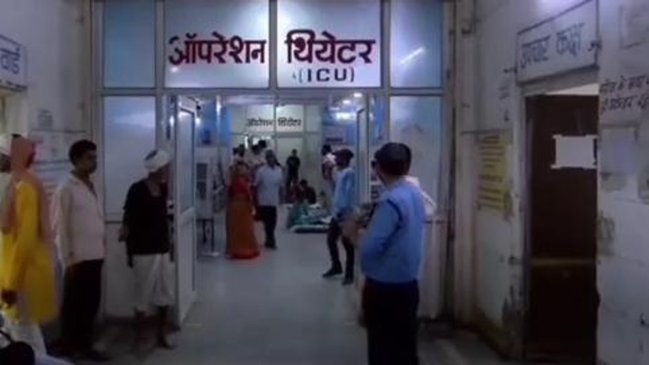 रेप नहीं कर पाए तो हैवानों ने महिला को चलती ट्र...