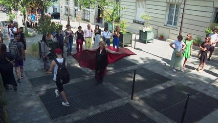 Depuis 10 ans, une soprano fait visiter Montmartre en chantant a cappella