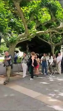 Colas en Burgos para conseguir un programa y un pañuelo de las fiestas de San Pedro y San Pablo.