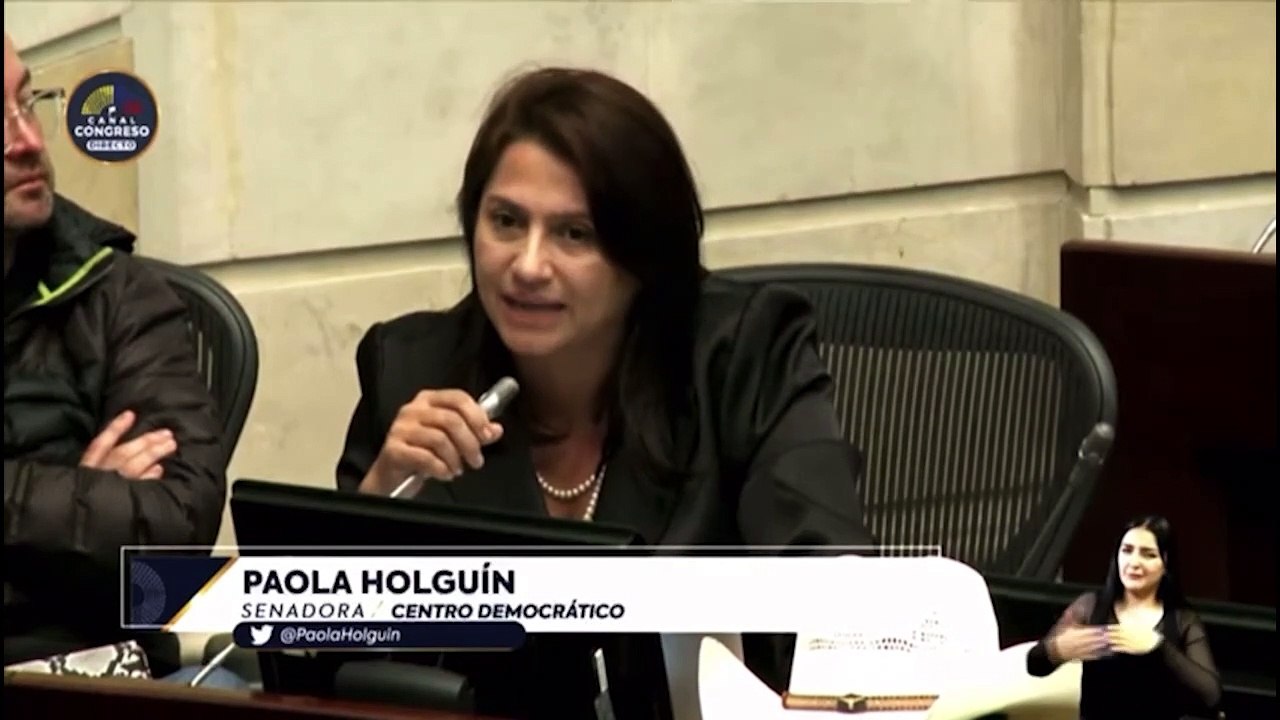 Paola Holguín denunció al presidente del Senado...