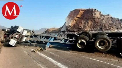 Vuelca tráiler sobre autopista siglo XXI de Michoacán