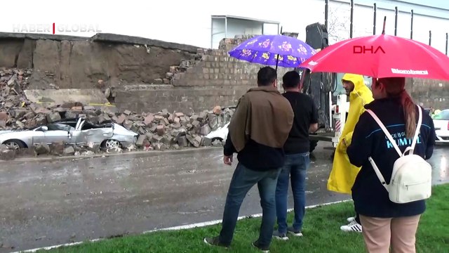 Sağanağın yıktığı istinat duvarı, üzerine devrildiği 3 aracı hurdaya çevirdi