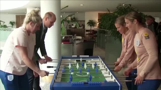 Angleterre - Le Prince William a rendu visite aux Lionnes