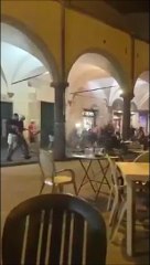 Pisa, spaventosa rissa in piazza delle Vettovaglie